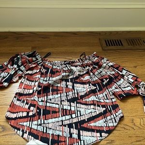 Beautiful top can be worn on or off shoulder